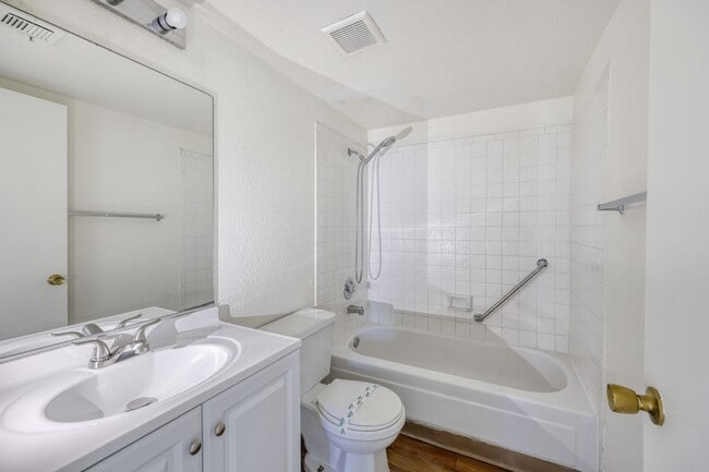 Building Photo - Cozy 2-Bedroom Apartment with Open Layout