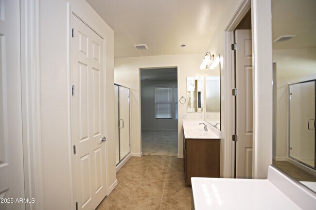 Building Photo - 977 W Finch Dr
