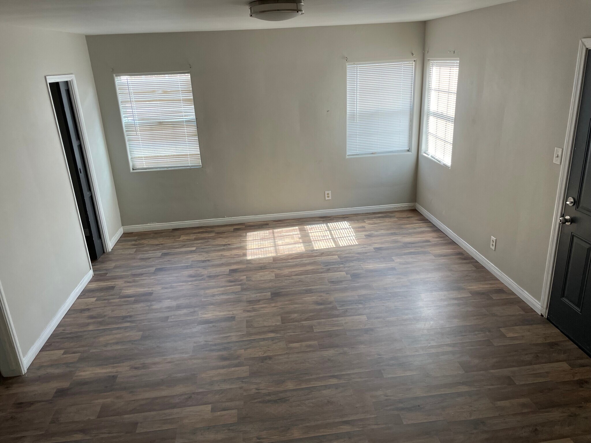 Building Photo - 5140 Newcastle Ave