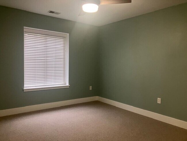 Building Photo - Behrell Condo