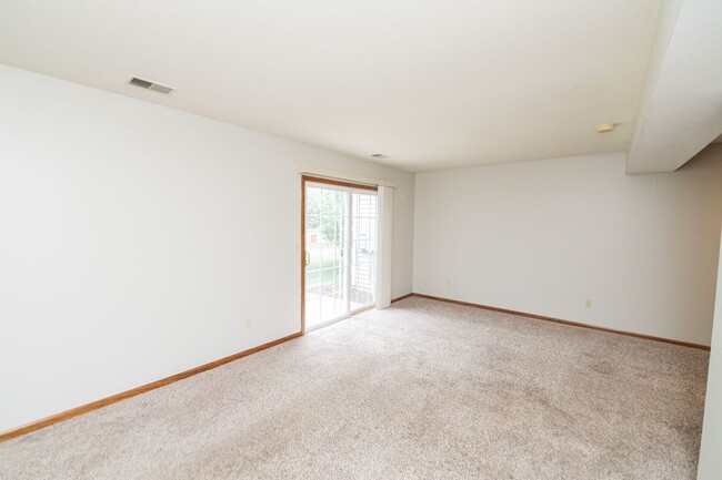 Building Photo - 3 bedroom / 2.5 bathroom Townhome for Rent...