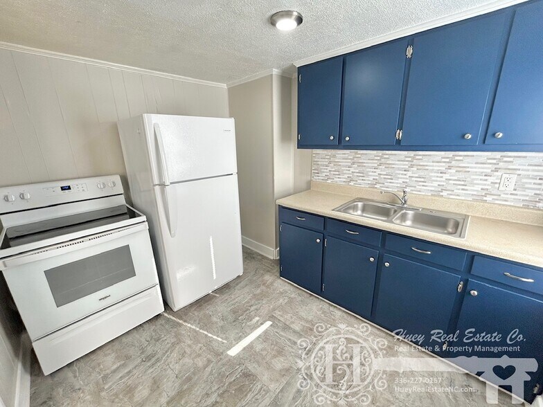 Kitchen - Additional View - 567 Parkview Dr