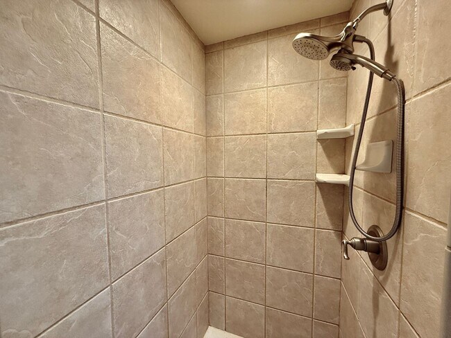 Building Photo - Gorgeous 4 Bedroom Townhome located in Gated Broadmoor Community