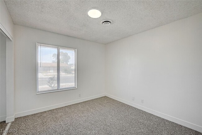 Building Photo - 4047 Maple Hill Rd