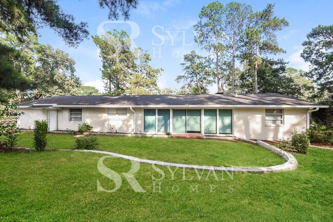 Building Photo - Enjoy one-level living in this 3 bedroom, 2 bathroom ranch-style home