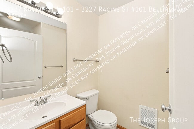 Building Photo - 3227 Racine St