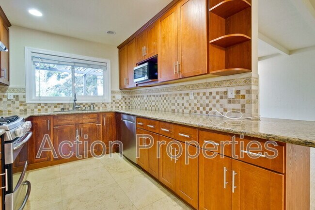 Building Photo - 649 Hollingsworth Dr