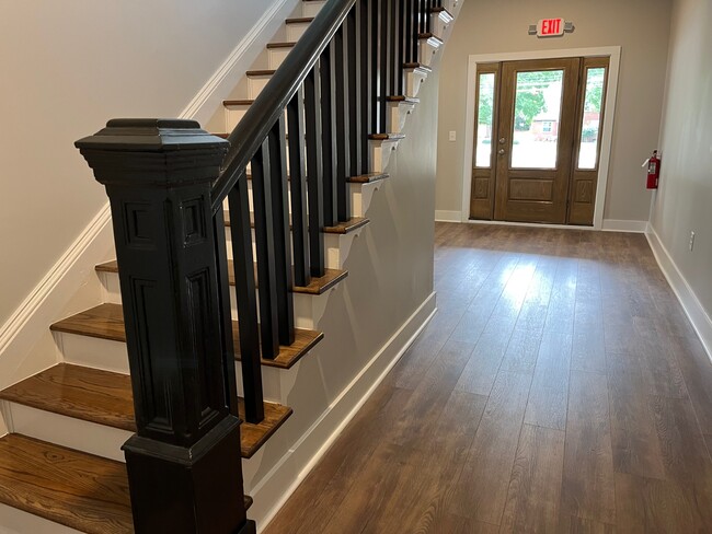 Hallway inside entry door. This unit is just steps from the entry. - 513 S Main St