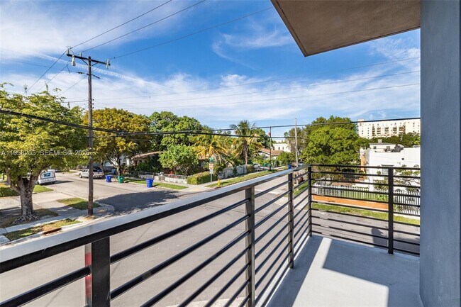 Building Photo - 1376 SW 4th St