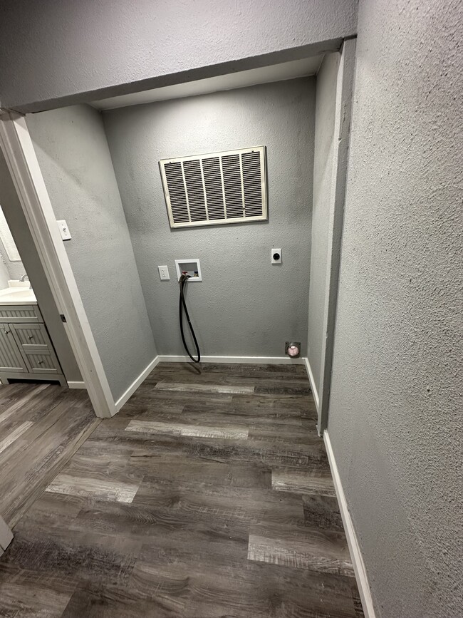 Building Photo - 500 College St