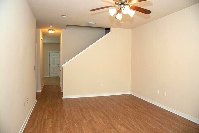 Building Photo - "Spacious 3-Bedroom Townhouse with 2.5 Baths in Prime Fort Walton Beach Location!"