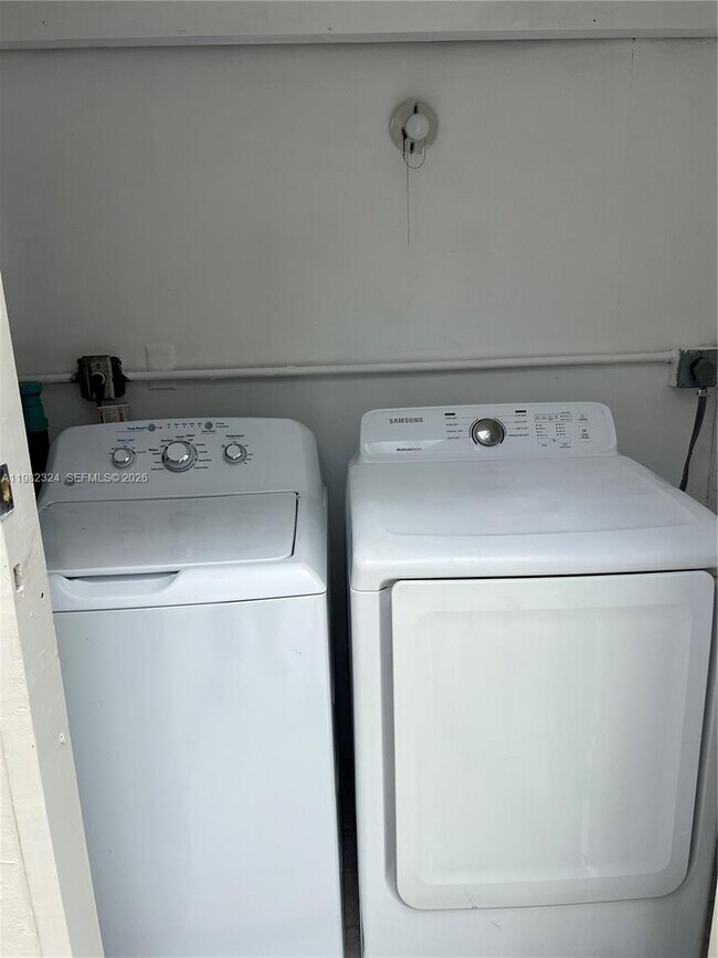 Building Photo - 1400 NE 175th St