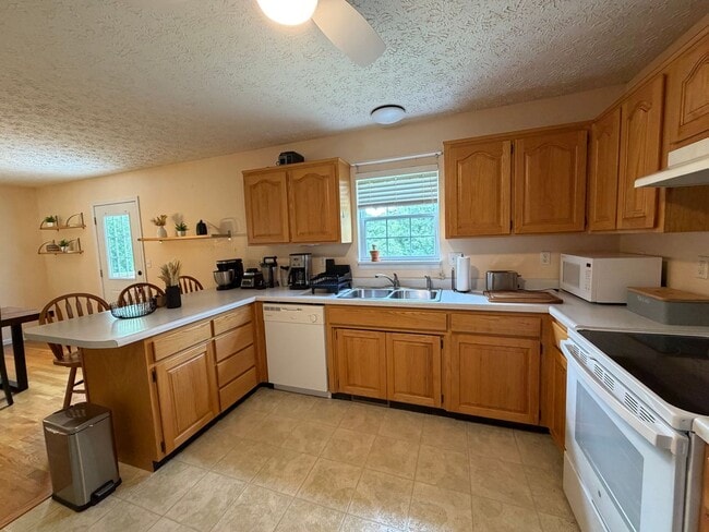 Building Photo - Fully Furnished Short Term Rental!