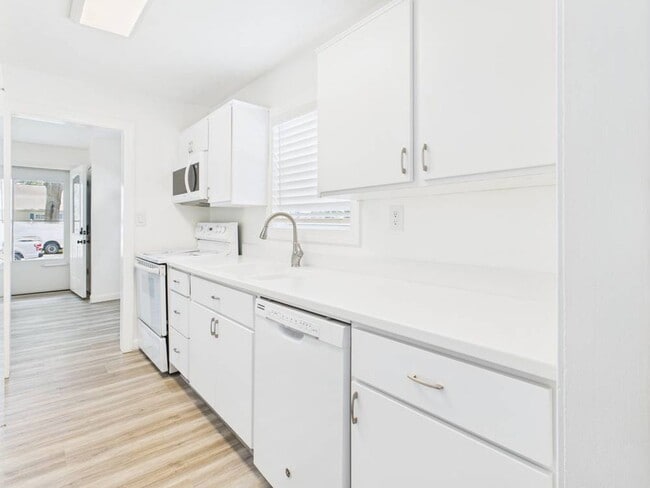 Building Photo - Cozy 2 Bedroom 1 Bathroom Ranch style Home...