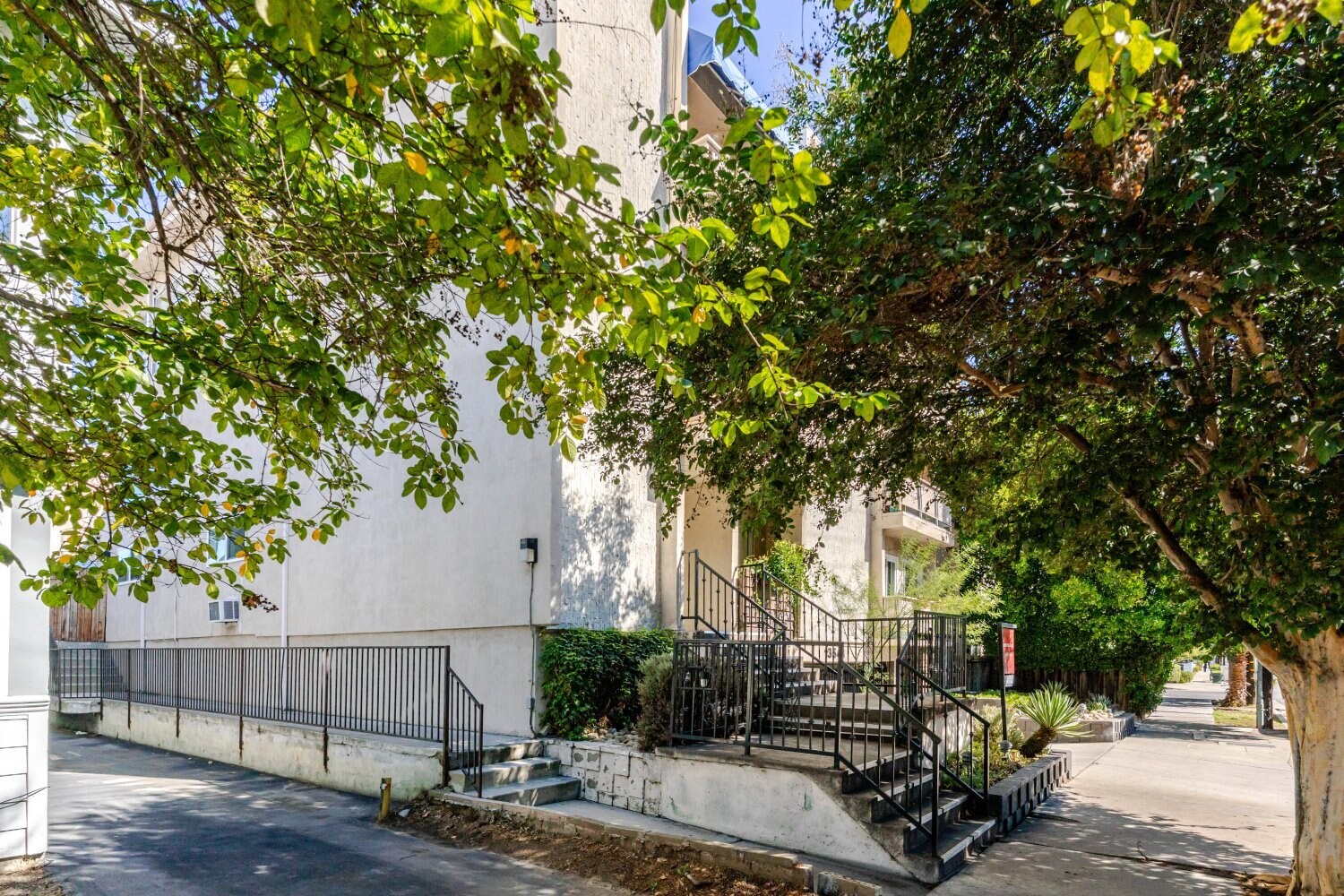 Building Photo - 13543 Moorpark St