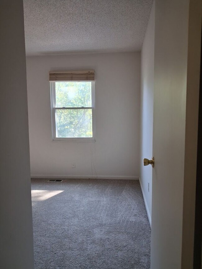 Building Photo - Charming 3BR Townhouse with Fenced Backyard and Community Pool