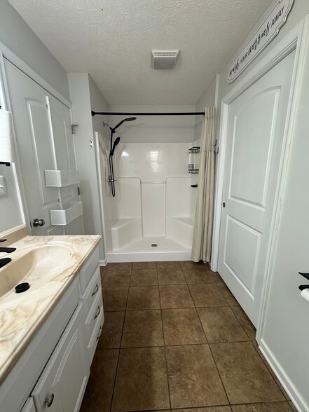 Building Photo - 4647 Ferncliff Dr