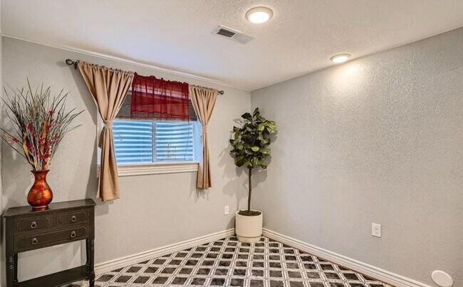 Building Photo - Incredible Tri-level home in Cherry Creek ...
