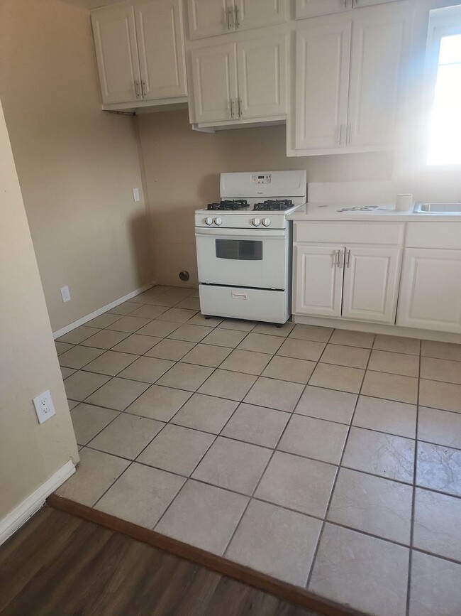 Building Photo - Lovely property in Bakersfield – 10 Minute...