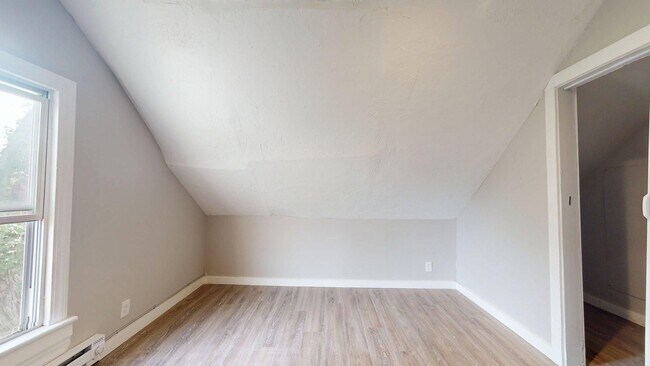 Building Photo - 15827 Trafalgar Ave