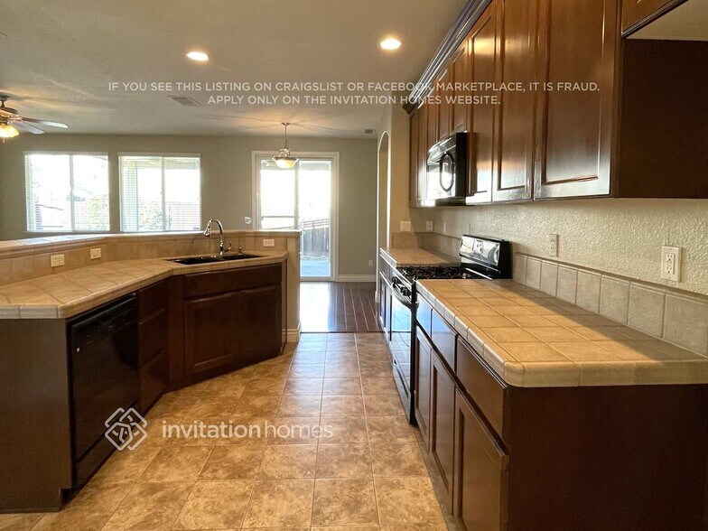 Building Photo - 465 Elmwood Ct