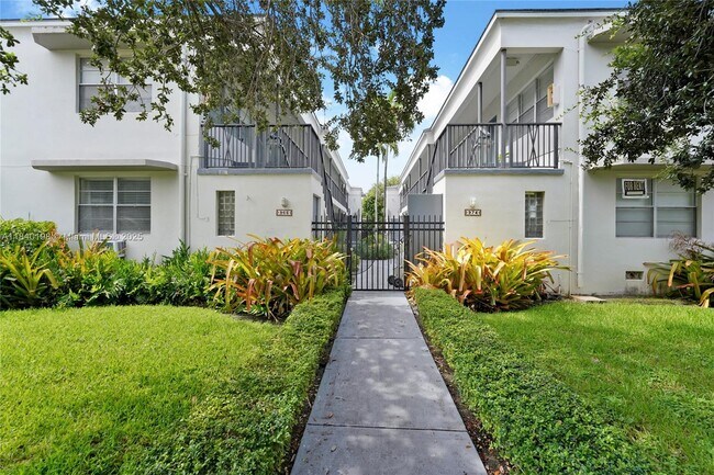 Building Photo - 966 Biarritz Dr