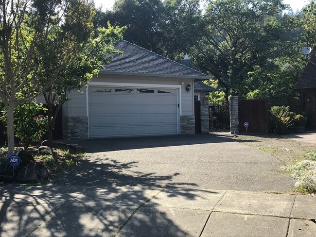 Building Photo - Single level 3 bedroom 2 bathroom Rincon Valley Home with A/C