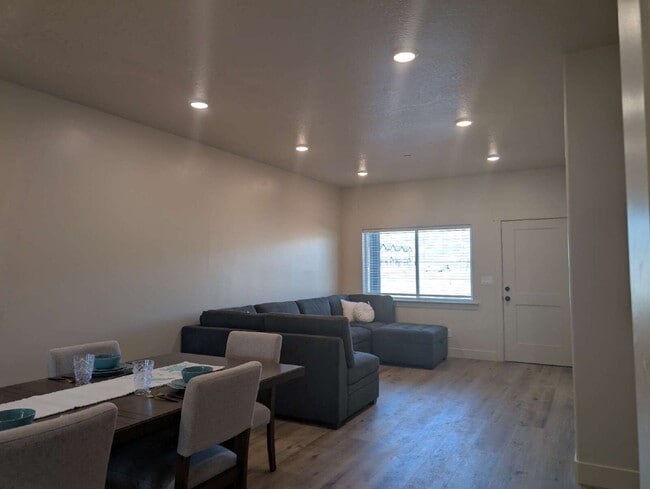 Building Photo - Quality 3 Bedroom 2 Bath