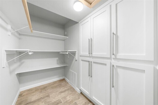 Building Photo - 6014 E University Blvd