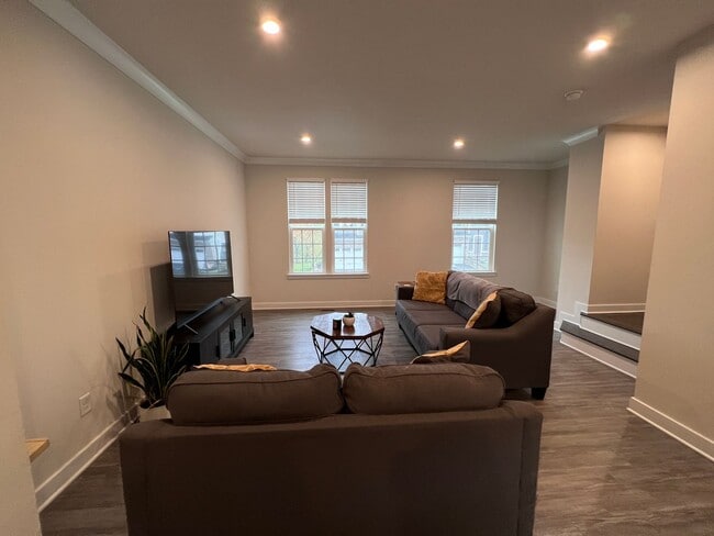 Building Photo - 217 Stonehurst Dr