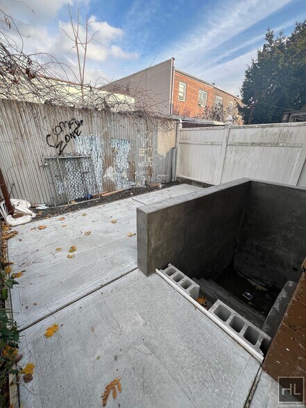 Building Photo - 3BR 1BA Sunny Corner Duplex w/ private yard