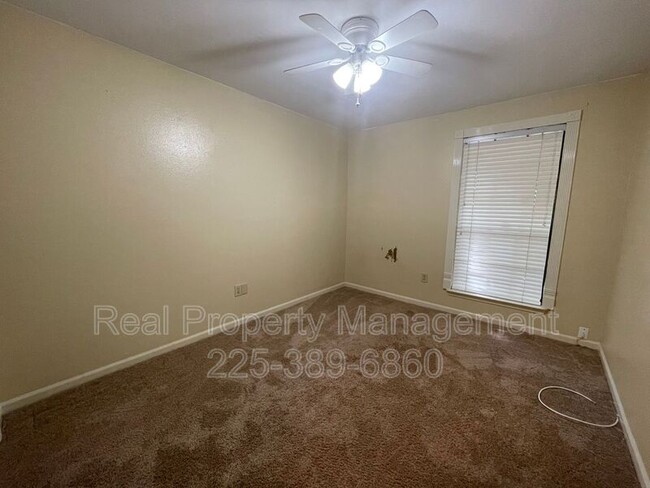 Building Photo - 9147 Fox Run Ave