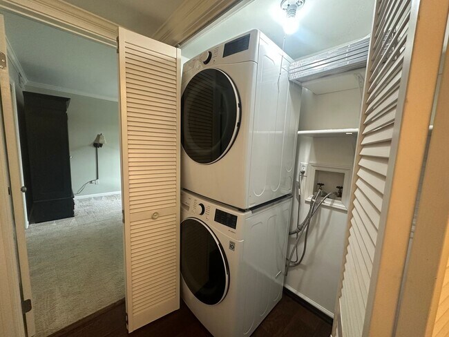 Building Photo - Beautiful 2-bedroom, 2-bath Condo just one block to the beach