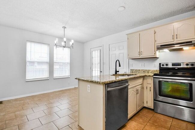 Building Photo - Pet Friendly Three Bedroom!