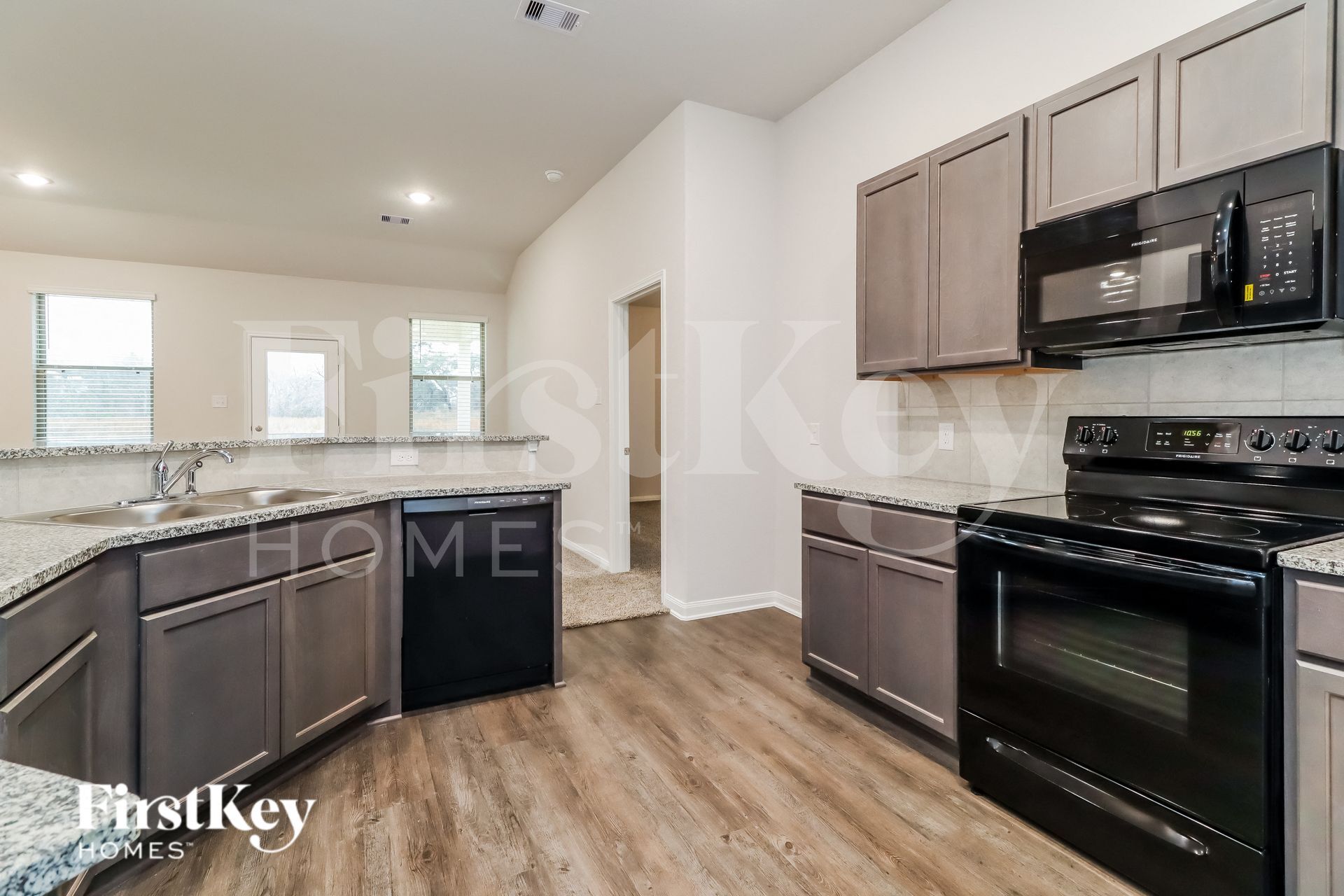 Building Photo - 14755 Country Club Dr