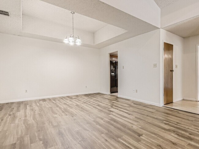 Building Photo - Northwest Hills 2/2 with Study, Large Gara...