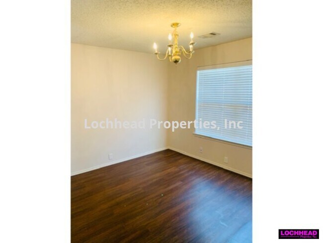 Building Photo - Beautiful home located in the Oakridge Sou...