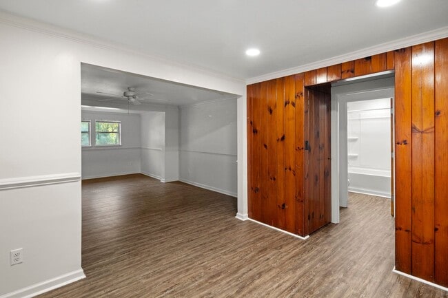 Building Photo - Updated Cottage on Haw Creek!