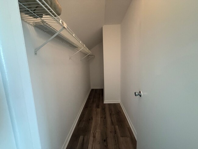 Building Photo - Family Friendly 3 Bedroom Townhome Style C...