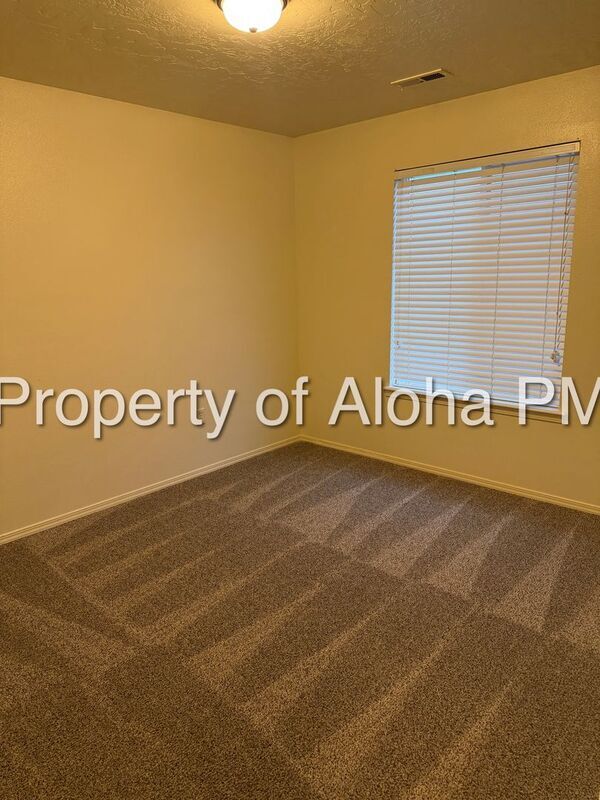 Building Photo - 1049 W Pine Ave