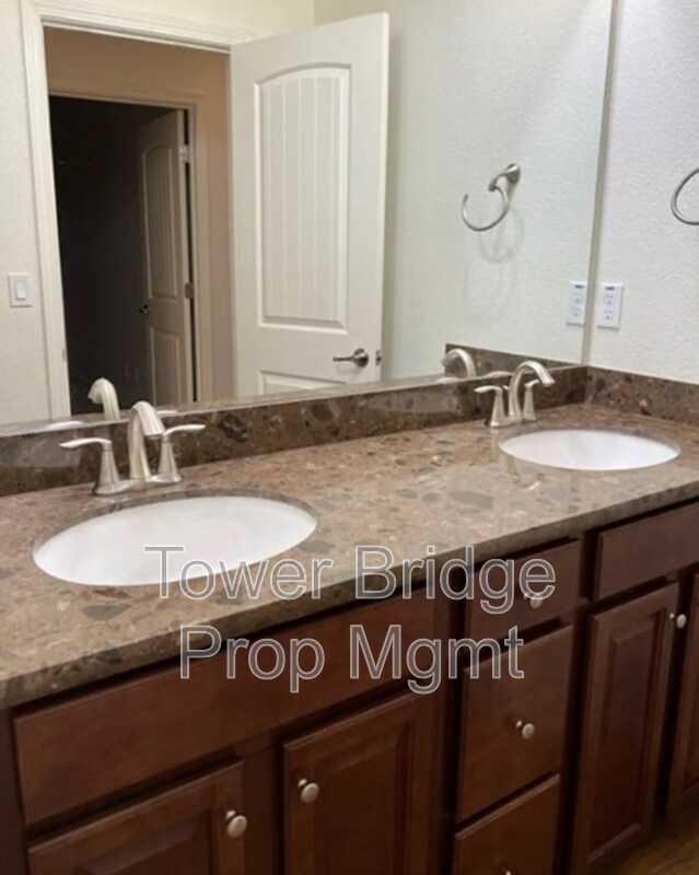 Building Photo - 3057 Village Park Dr