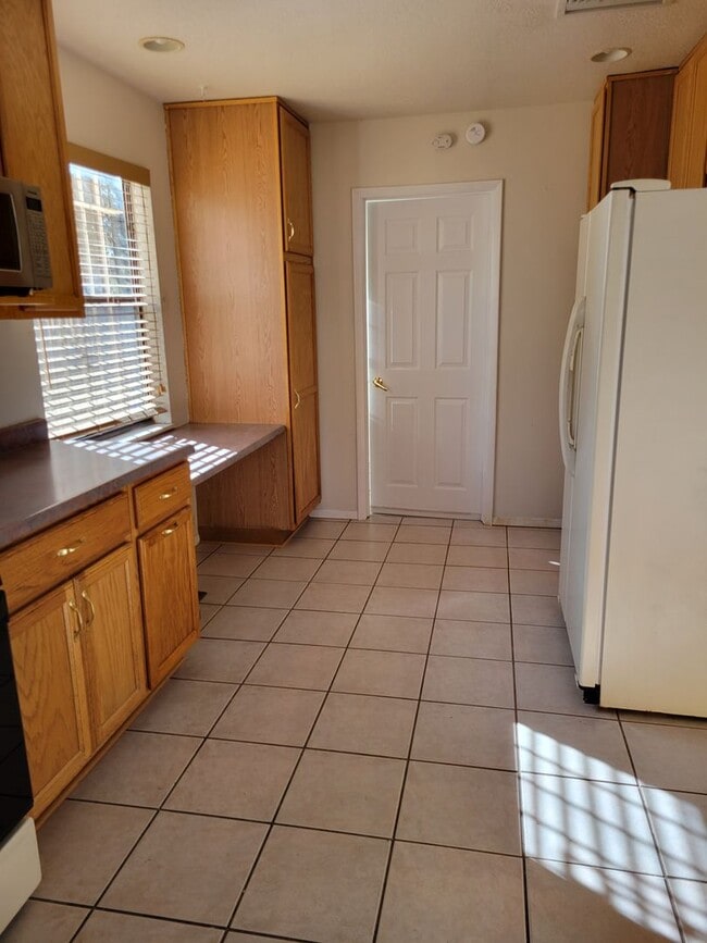 Building Photo - Beautiful 3 Bed 2 Bath 2 Car Garage just E...