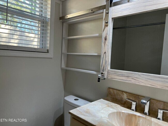 Building Photo - West Knoxville 37922 - 1 bedroom apartment with updated interior - Contact Mac Tobler (865)755-3075