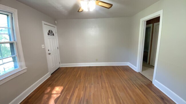Building Photo - Spacious 2 Bedroom/1 Bath Home