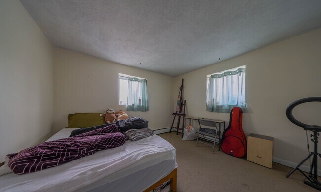 Building Photo - Two Bedroom with Heat & Parking Included Pet Friendly Top Floor