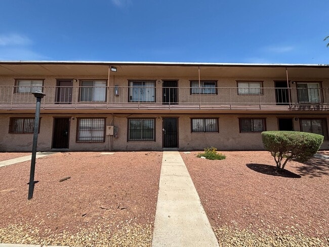 Building Photo - Delightful 1Bed/1Bath Ground-Level Condo!