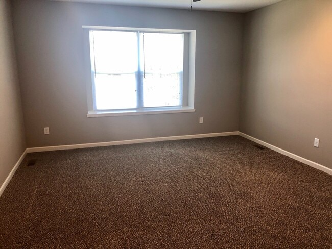 Building Photo - 4 Bed 2 Car Attached Villa in Blue Springs