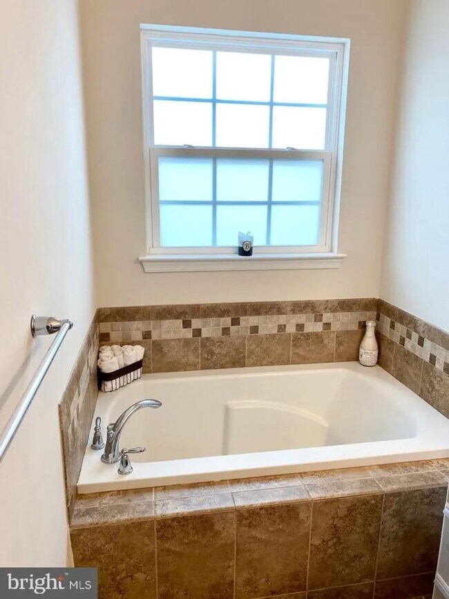 Building Photo - Beautiful Single Family home with Loft and Off Street Parking