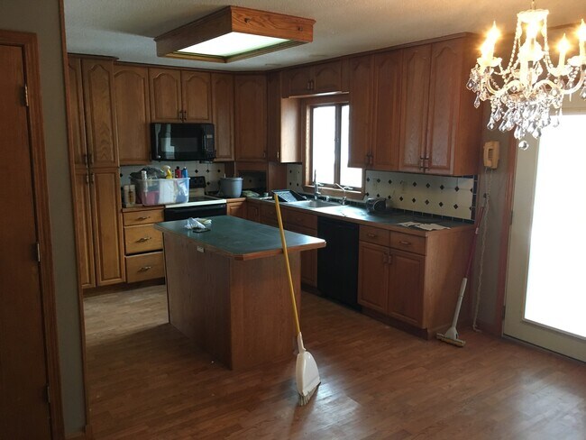 Building Photo - 5 Bedroom, 2.5 bath house with detached large garage.