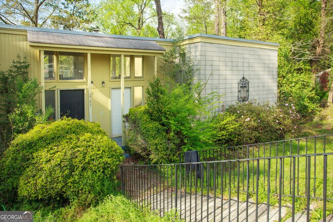 Building Photo - 2143 Ingleside Ave